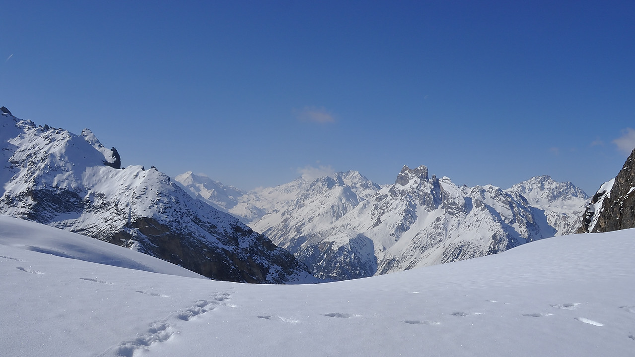 Pointe-Vallonnet-20110326-03-DSCN2841.jpg - arrivee au col de la Vuzelle et le refuge du Grand Bec