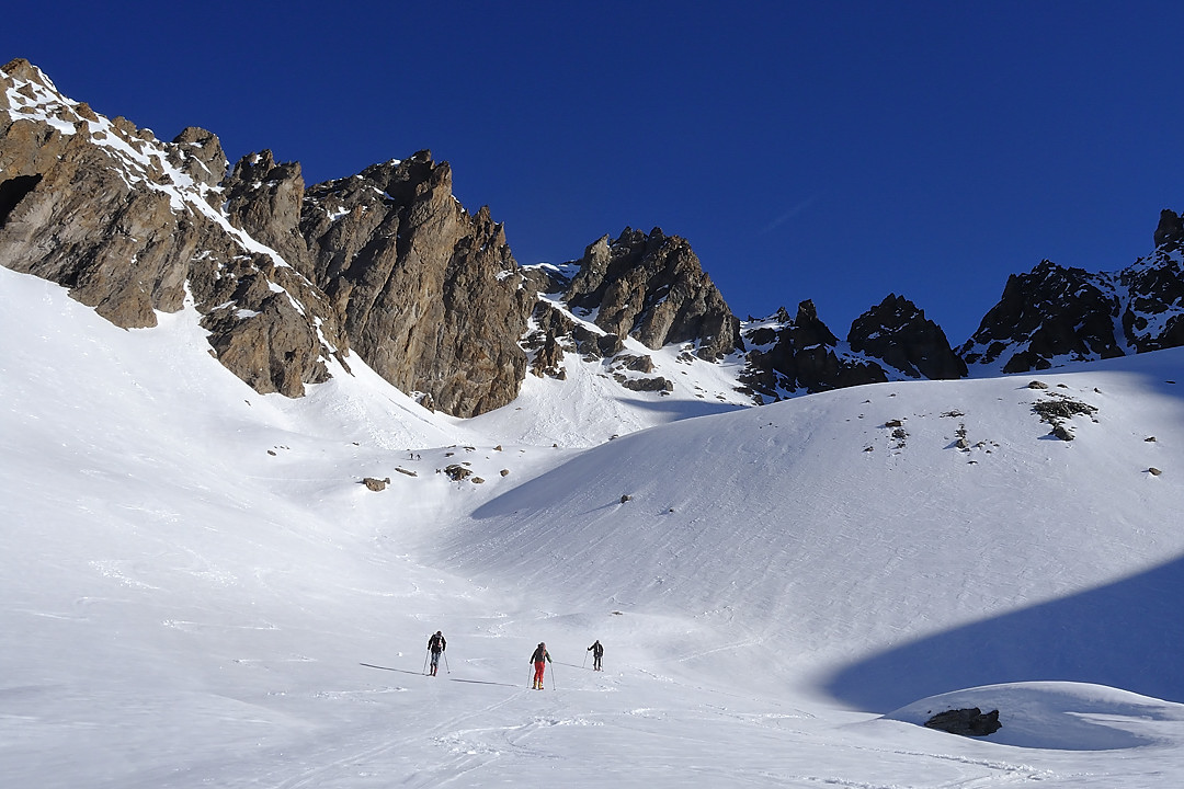 BrecheSomme-20110402-02.jpg - Ca monte de tous les cotes --- vue vers le col des Ecrins