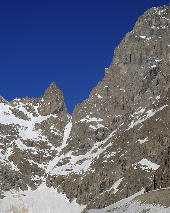 BosseMomie-20110409-03-DSCN2872.jpg - le col des avalanches et a gauche le fifre