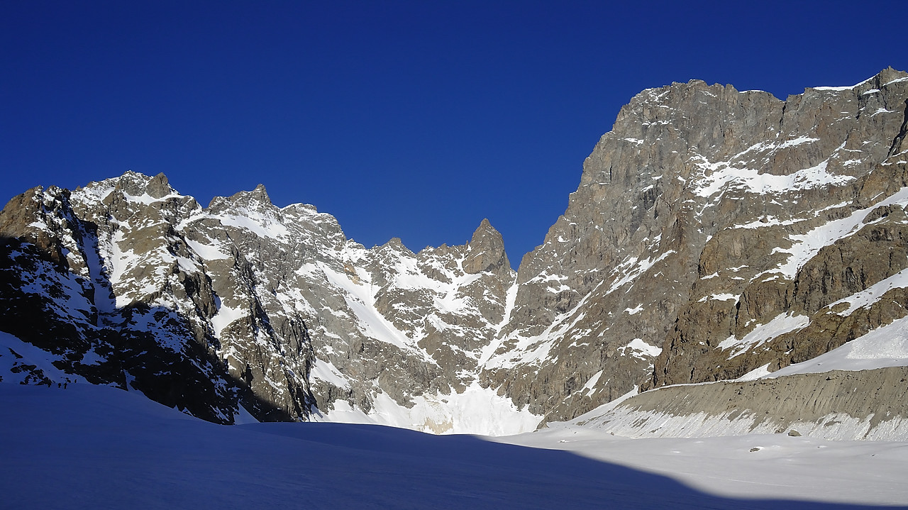 BosseMomie-20110409-04-DSCN2873.jpg - a gauche le pic Coolidge (fait il y a longtemps) et a droite la barre des Ecrins