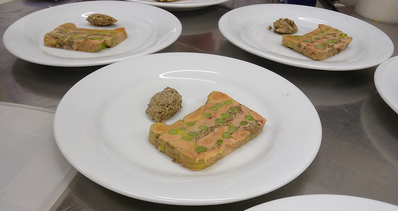 DSCN2943.jpg - terrine de foie gras aux morilles, asperges et noix (les noix sont dans la puree noix/morilles servie a part)