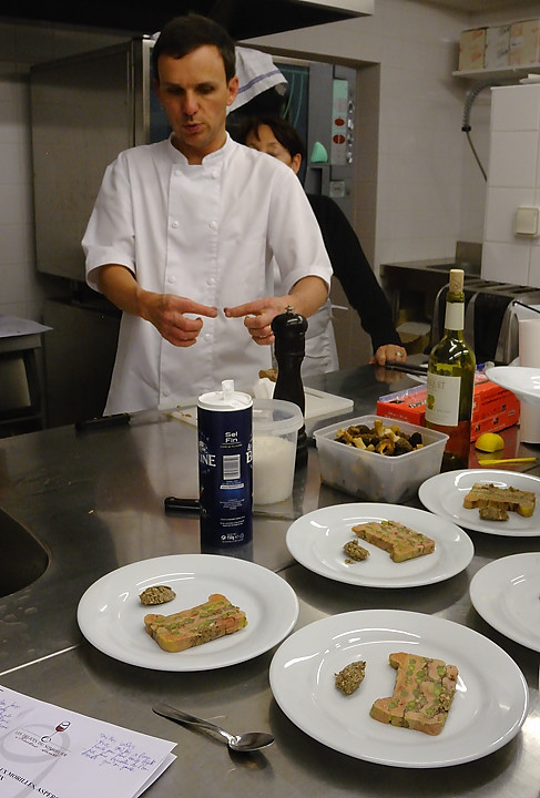 DSCN2947.jpg - terrine de foie gras aux morilles, asperges et noix (les noix sont dans la puree noix/morilles servie a part)