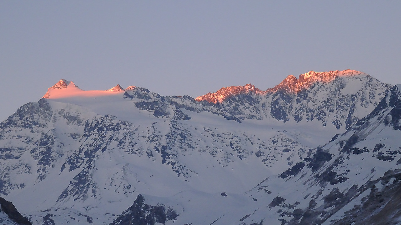 110416-01.jpg - Lever de soleil sur l'aiguille de Polset (avec le Coolpix)