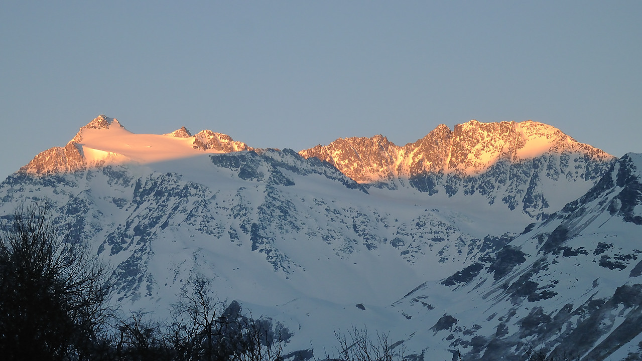 110416-03.jpg - Lever de soleil sur l'aiguille de Polset (avec le Coolpix)