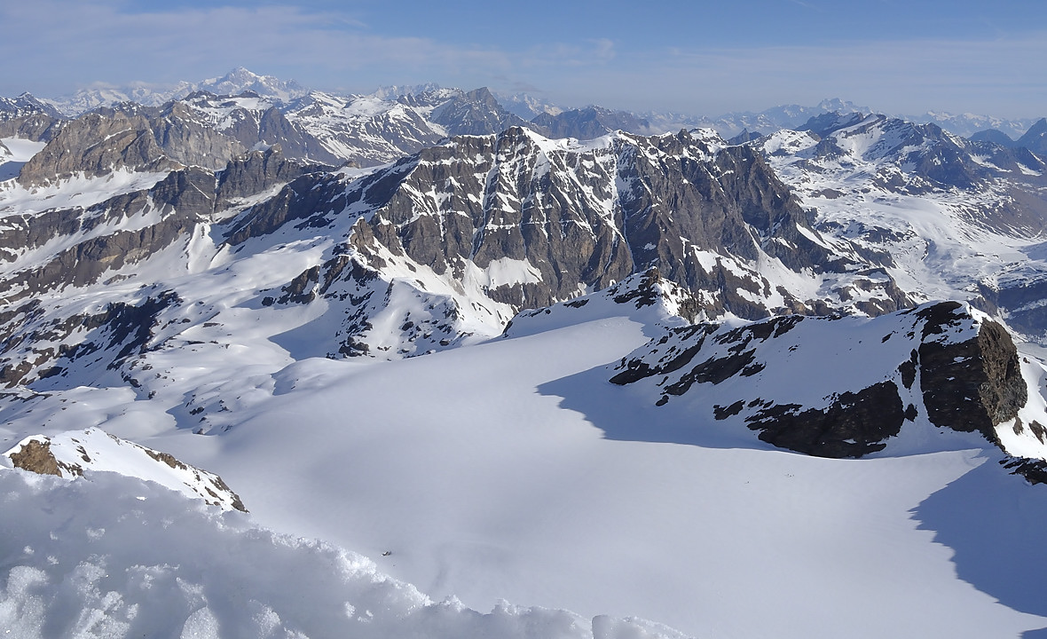 GrandeRousse-20110507-09-DSCN2989.jpg - du sommet: le glacier nord-est, puis plus loin la Pointe de la Galise (triangle blanc)