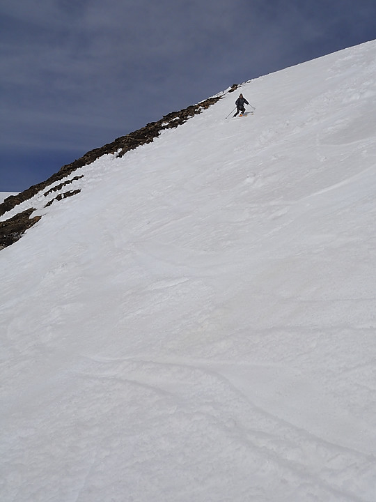 GrandeRousse-20110507-14-DSCN2994.jpg - la descente versant sud est bien raide et la neige a deja bien ramolli (ou c'est bon)
