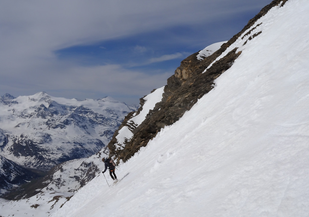 GrandeRousse-20110507-16-DSCN2996.jpg - la descente versant sud est bien raide et la neige a deja bien ramolli (ou c'est bon)