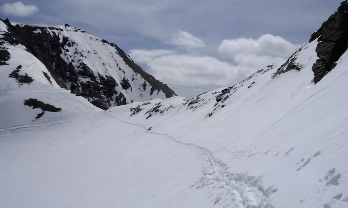 GrandeRousse-20110507-23-DSCN3003.jpg - puis une tentative de monter a la pointe du Gros Caval (ici on regarde en arriere vers le col de Montet) qui echoue, cote nord la neige est assez instable
