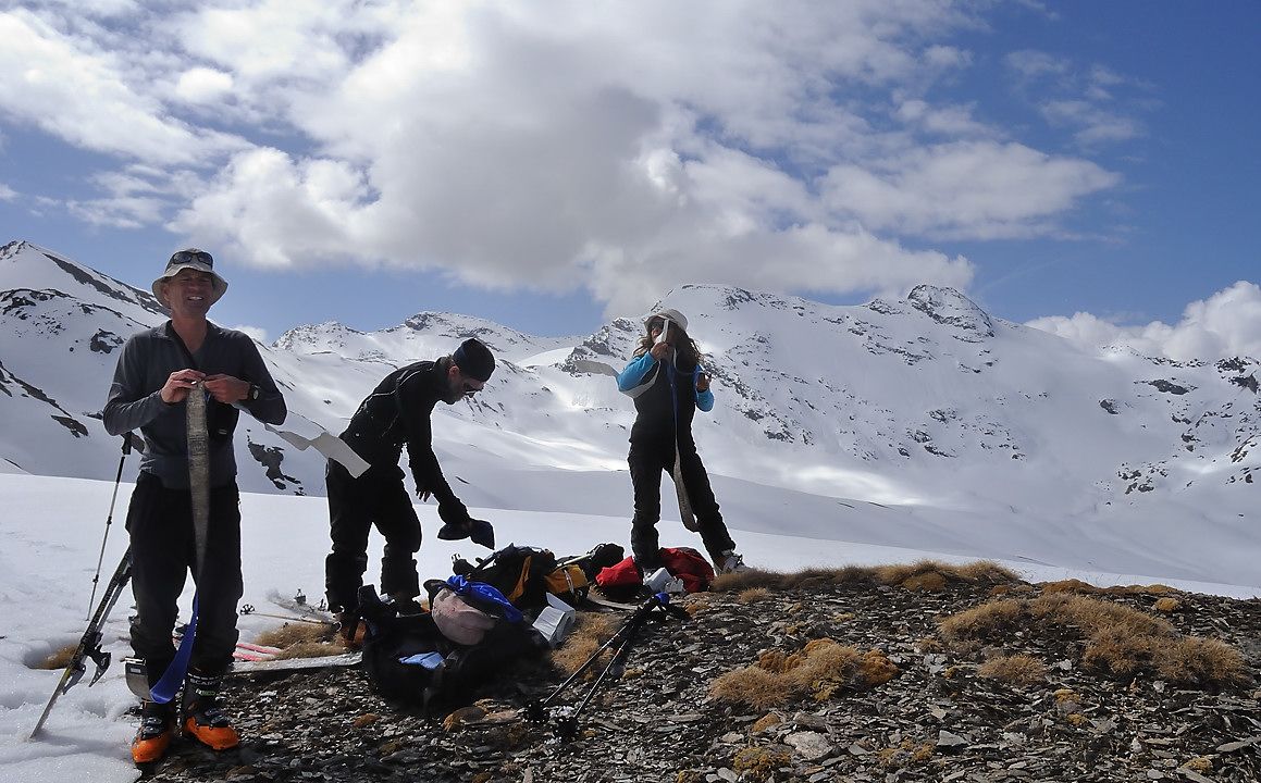MeanMartin-20110508-22-DSCN3032.jpg - pour bien faire, une petit remontee avant le refuge --- puis une petite pause au sommet
