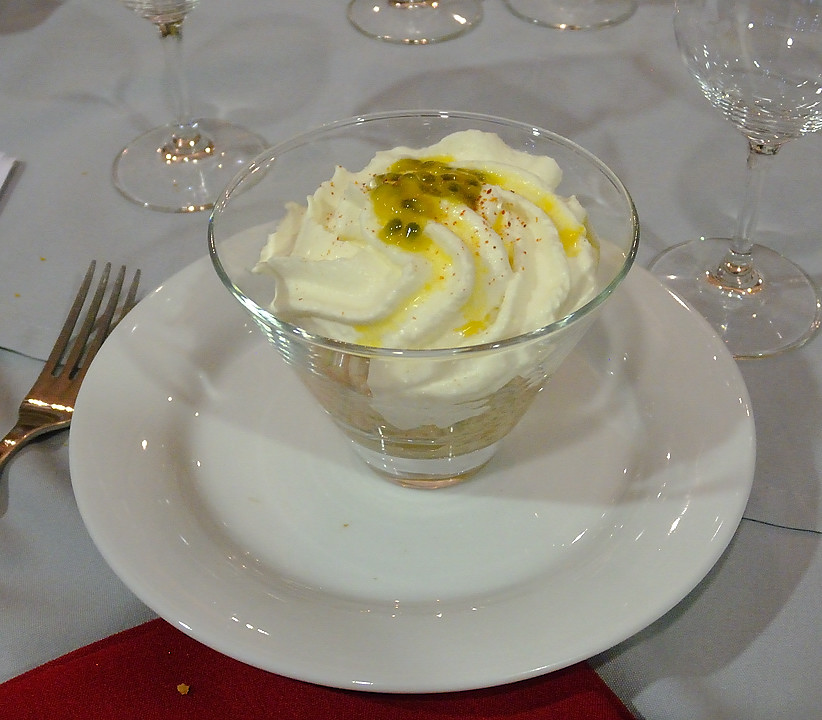 DSCN3099.jpg - verrines tartare au saumon, chantilly d'asperges blanches et fruit de passion