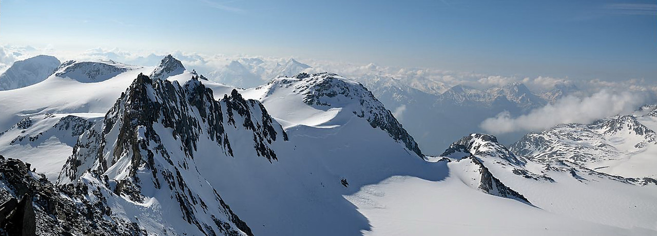AiguillePeclet-20110521-0917-DSC_0017+18-pano.jpg - panorama avec les sommets de Polsets a droite, puis le col de Gebroulaz et a droite le plateau glacier menant a la Pointe du Bouchet