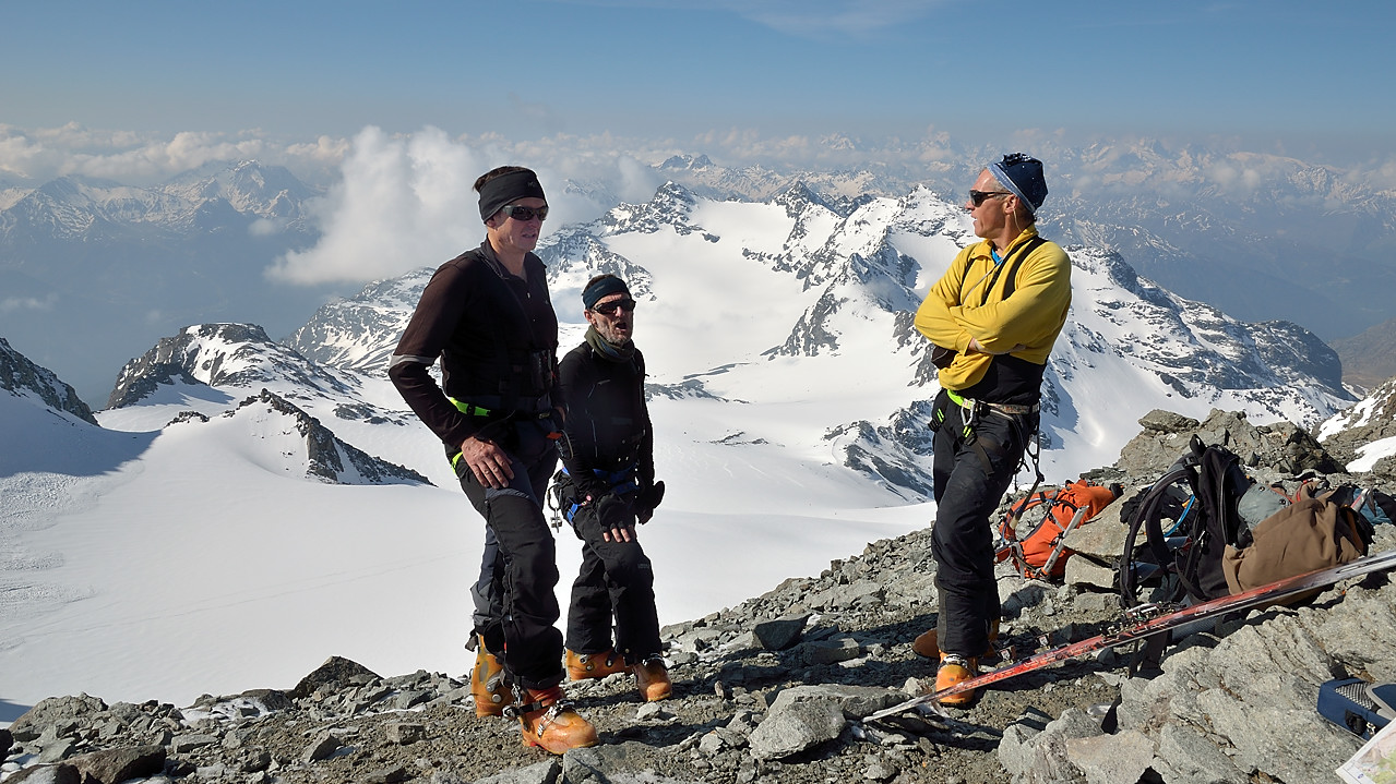 AiguillePeclet-20110521-0937-DSC_0029.jpg - Bruno, Pierre et Philippe --- en arriere-plan les Ecrins