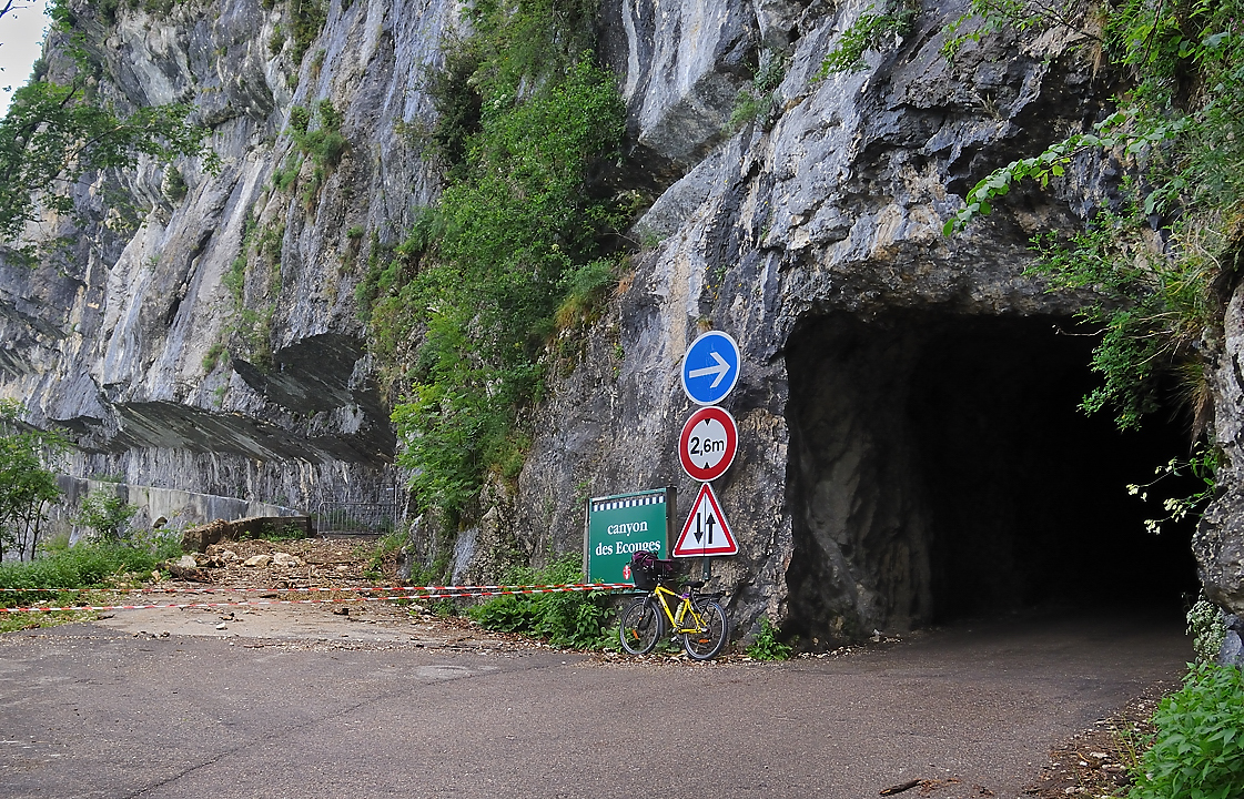 Coulmes-20110603-02-DSCN3160.jpg - juste sous les Ecouges, il y a un long tunnel sans lumiere qui remplace l'ancien route (vu d'en bas) --- il faut vraiment de la lumiere