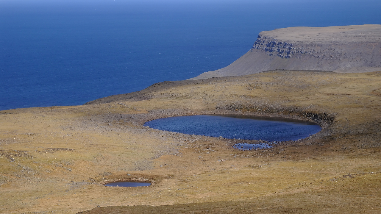Islande-11-06-08-040-DSCN3320.jpg - jour 2 (Latrabjarg - Isafjordur) : quelques lacs pas loin de la falaise et vue sur la  en direction du nord