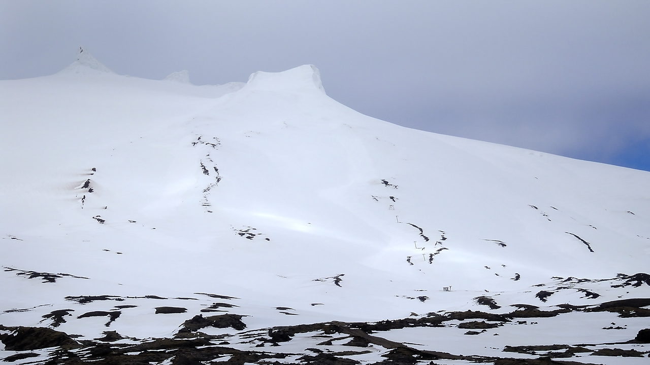 Islande-11-06-11-023-DSCN3538.jpg - jour 5 (Ondverdarnes -Husafell)  : excursion en direction du Sanfellsnesjokull - il y aencore beaucoup de neige et la route est coupee assez bas