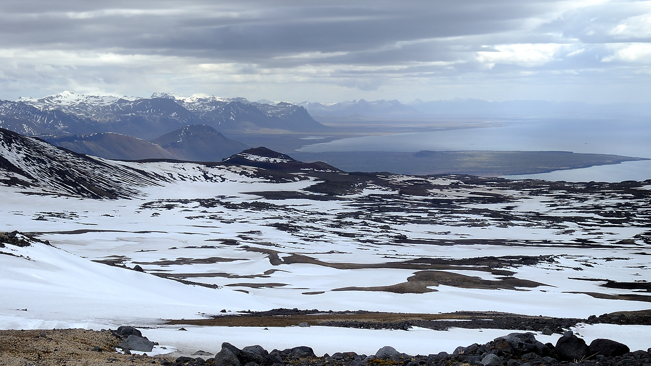 Islande-11-06-11-031-DSCN3546.jpg - jour 5 (Ondverdarnes -Husafell)  : excursion en direction du Sanfellsnesjokull - il y aencore beaucoup de neige et la route est coupee assez bas