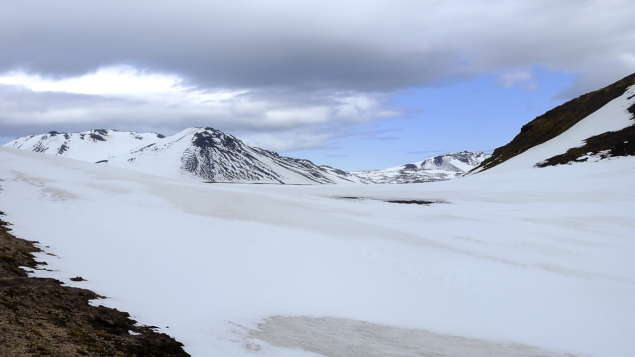 Islande-11-06-11-032-DSCN3547.jpg - jour 5 (Ondverdarnes -Husafell)  : excursion en direction du Sanfellsnesjokull - il y aencore beaucoup de neige et la route est coupee assez bas