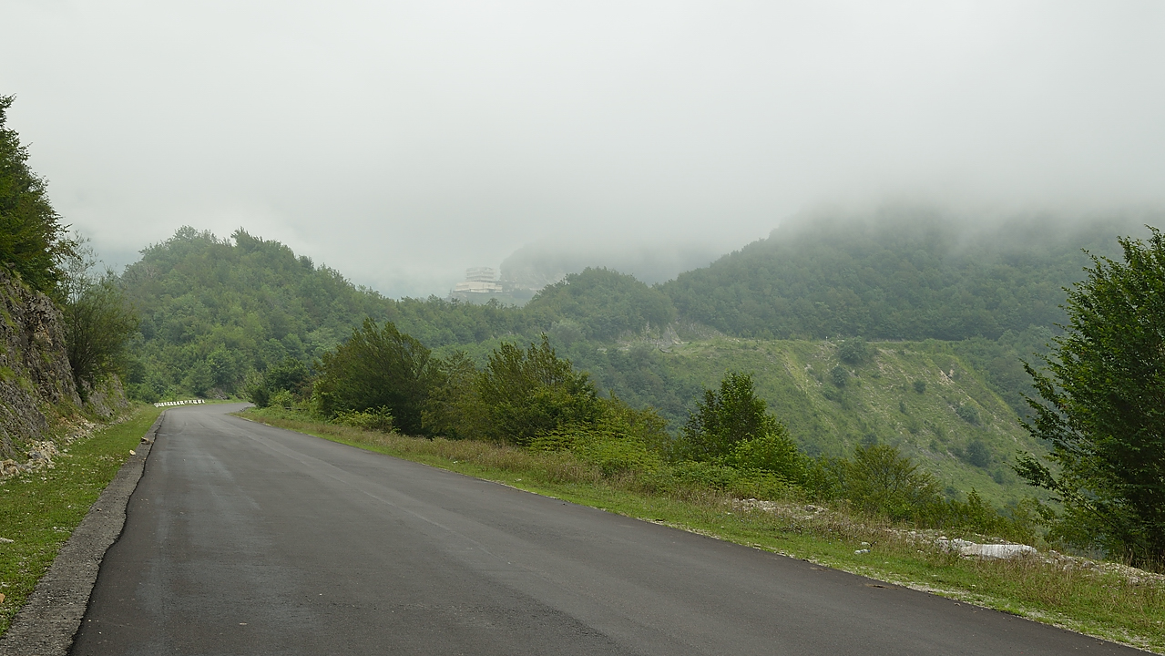 Georgie-J02+03--2011-08-05-04-BasseSvanetie.jpg - 2 jours et 130km pour arriver à Maseri dans les montagnes svanes : au debut du goudron magnifique --- dans le brouillard le bâtiment est près du barrage