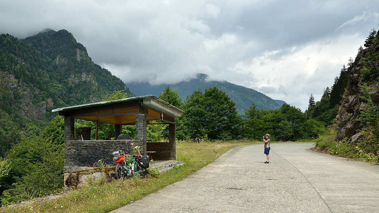 Georgie-J02+03--2011-08-05-14-BasseSvanetie.jpg - 2 jours et 130km pour arriver à Maseri : dans les montagnes svanes --- une magnifique tombe au bord de la piste en béton