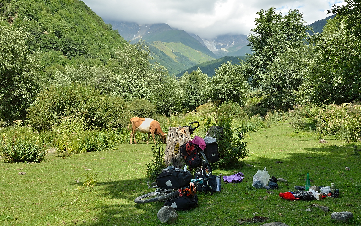 Georgie-J02+03--2011-08-06-48-BasseSvanetie.jpg - 2 jours et 130km pour arriver à Maseri dans les montagnes svanes : pause midi juste après avoir quitté la route pour Mestia pour monter à Maseri