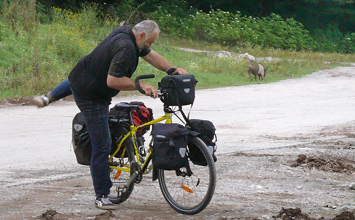 Georgie-Moni-J02-2011-08-05-02.jpg - 2 jours et 130km pour arriver à Maseri dans les montagnes svanes : le patron du bistro où nous prenons un deuxième petit-déj essaie le vélo