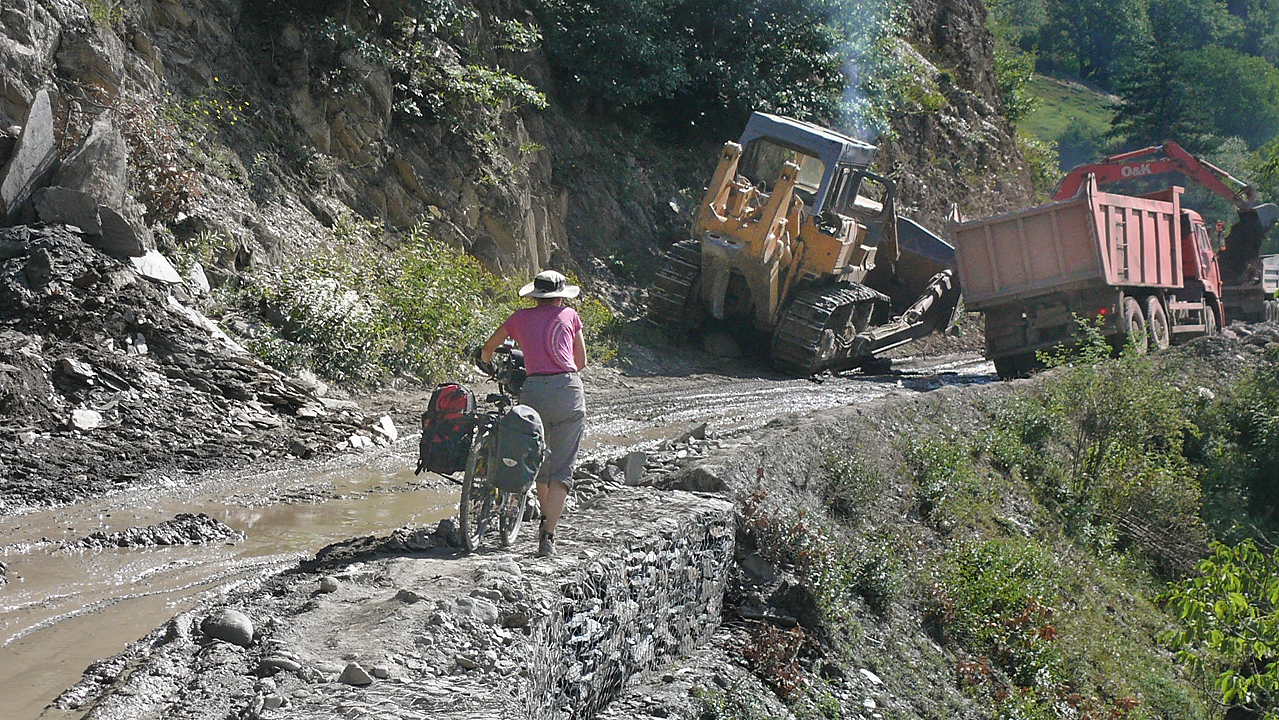 Georgie-Moni-J03-2011-08-06-01.jpg - 2 jours et 130km pour arriver à Maseri dans les montagnes svanes : les premiers travaux