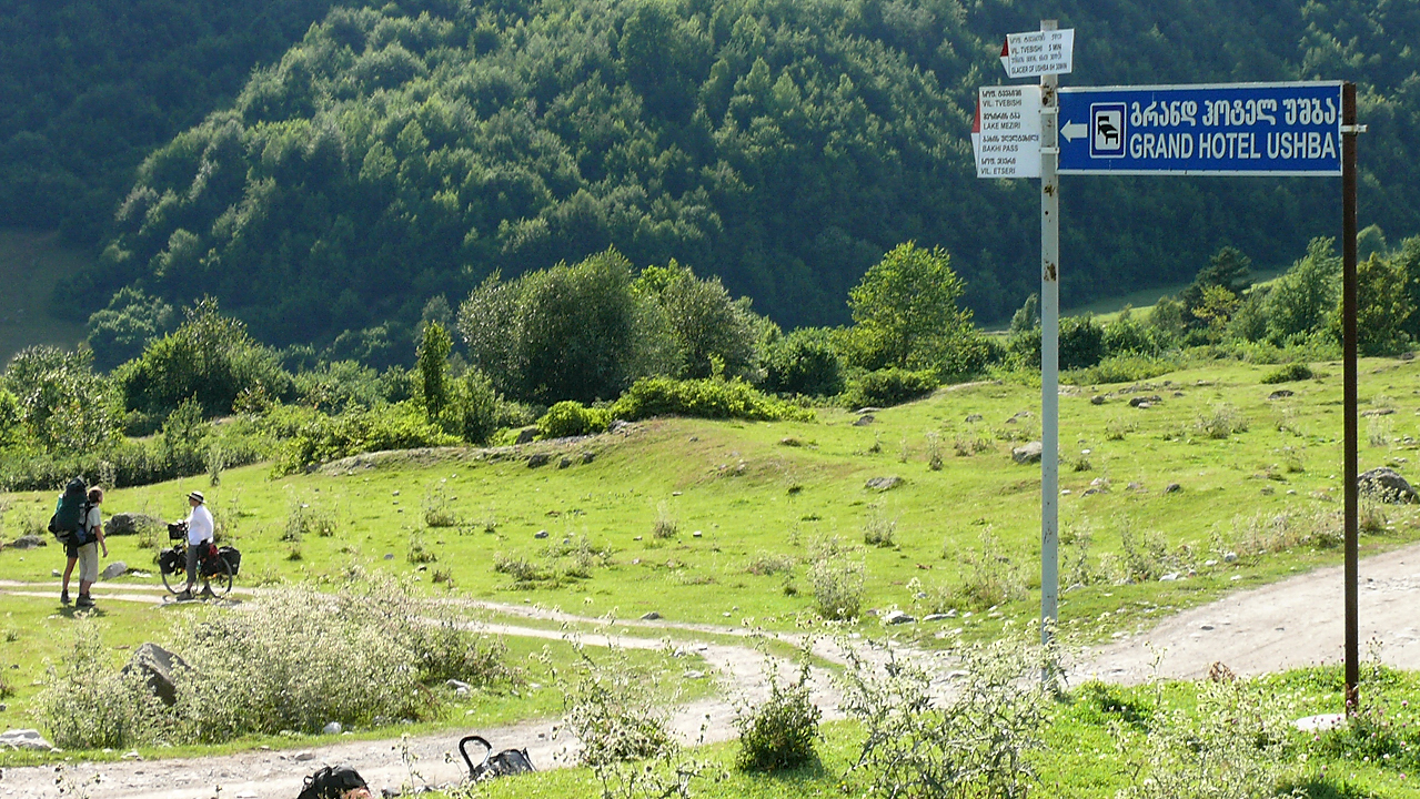 Georgie-Moni-J03-2011-08-06-04.jpg - 2 jours et 130km pour arriver à Maseri dans les montagnes svanes : une fois à Maseri on ne peut pas rater l'hôtel