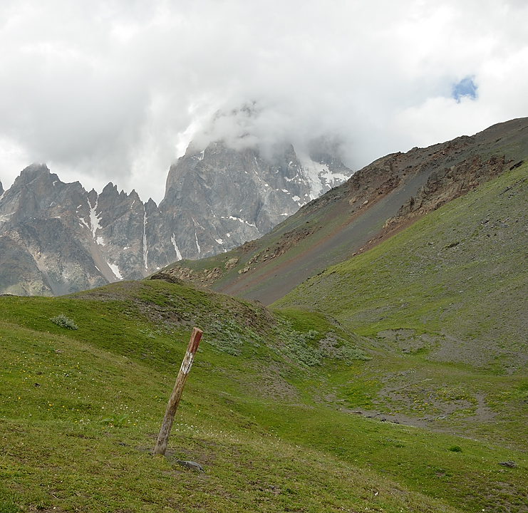 Georgie-J04--2011-08-07-49-BaladeUshba.jpg - Balade à pied au pied du Mont Ushba : au Guli pass, point le plus haut de notre periple -- la photo sert juste à prouver qu'on y était, à tour de rôle d'ailleurs