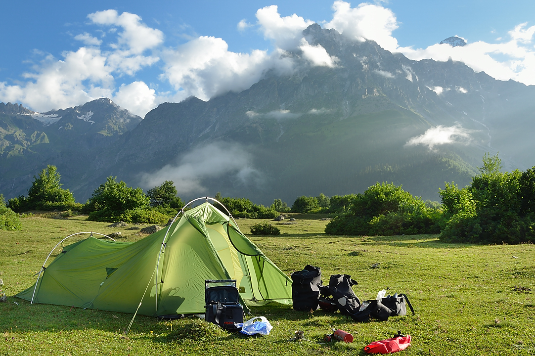 Georgie-J05--2011-08-08-04-Mestia.jpg - Bivouac au pied de l'Ushba -- le matin il fait presque beau
