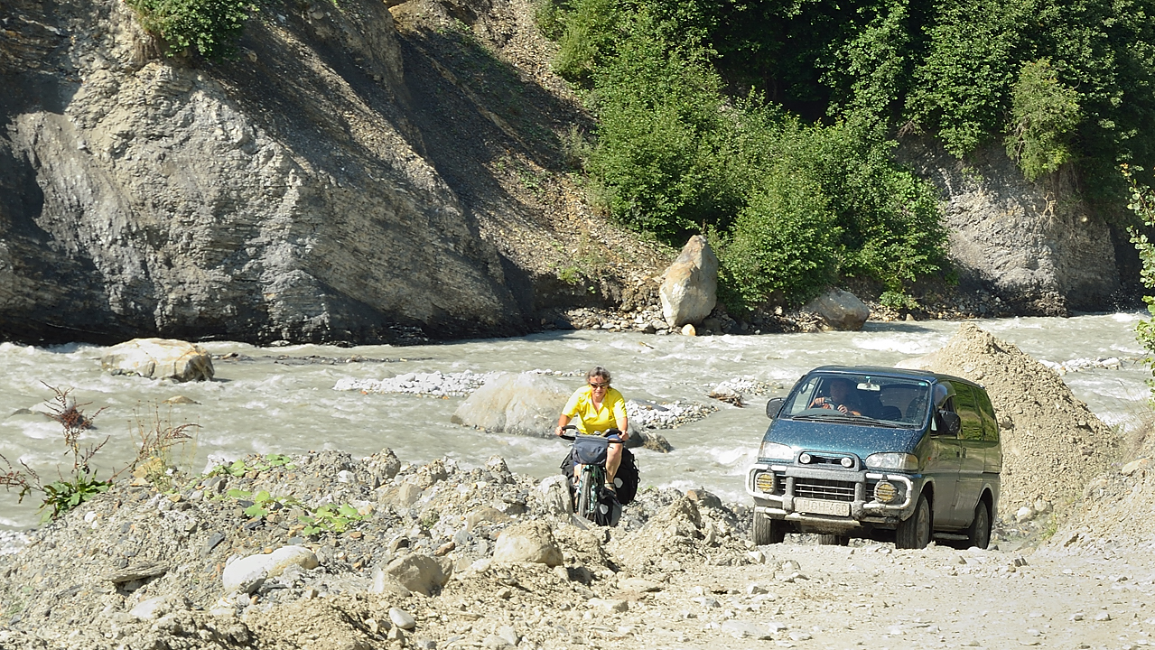 Georgie-J06--2011-08-09-09-MestiaUshguli.jpg - Monique fait la course avec un 4x4