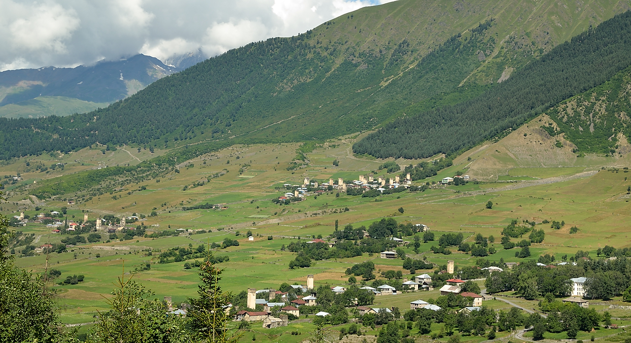 Georgie-J06--2011-08-09-13-MestiaUshguli.jpg - Vue sur Mulakhi de la montée vers le col Ugiri