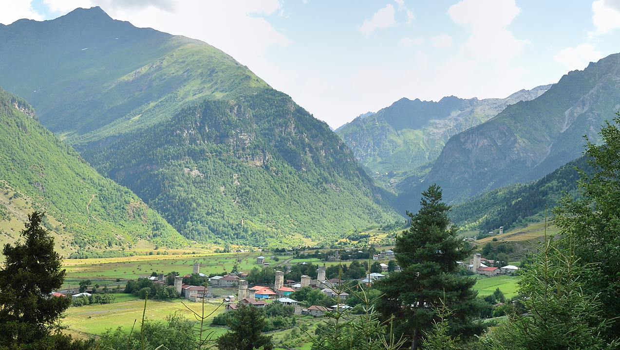 Georgie-J06--2011-08-09-14-MestiaUshguli.jpg - Vue sur Mulakhi de la montée vers le col Ugiri