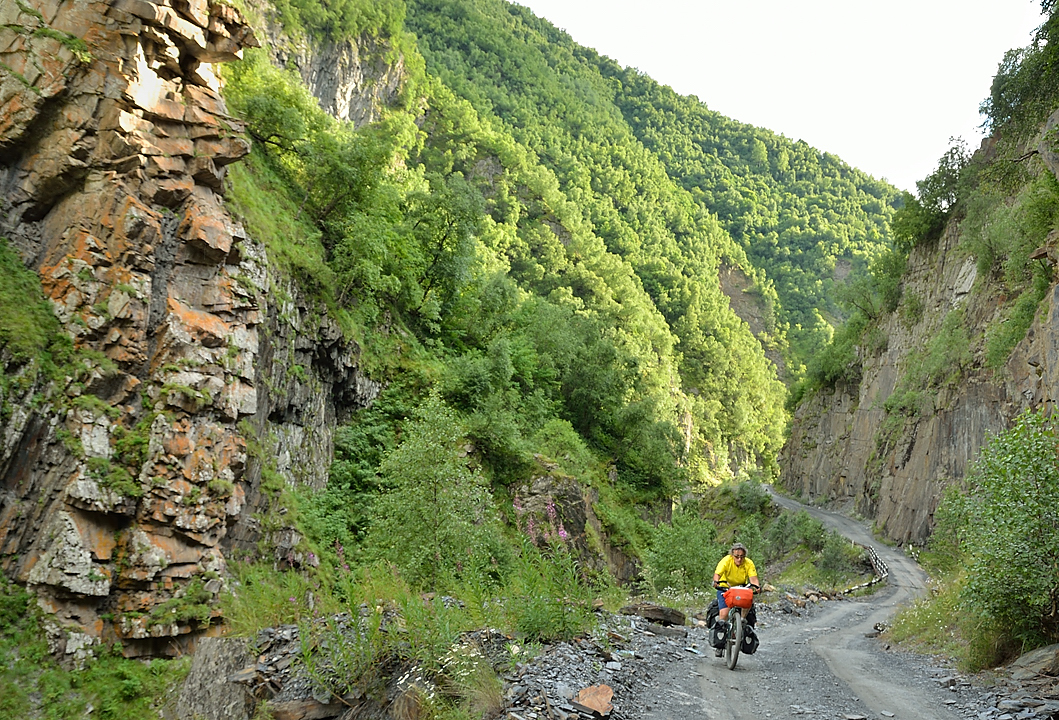 Georgie-J06--2011-08-09-31-MestiaUshguli.jpg - Sortie des gorges un peu avant Ushguli