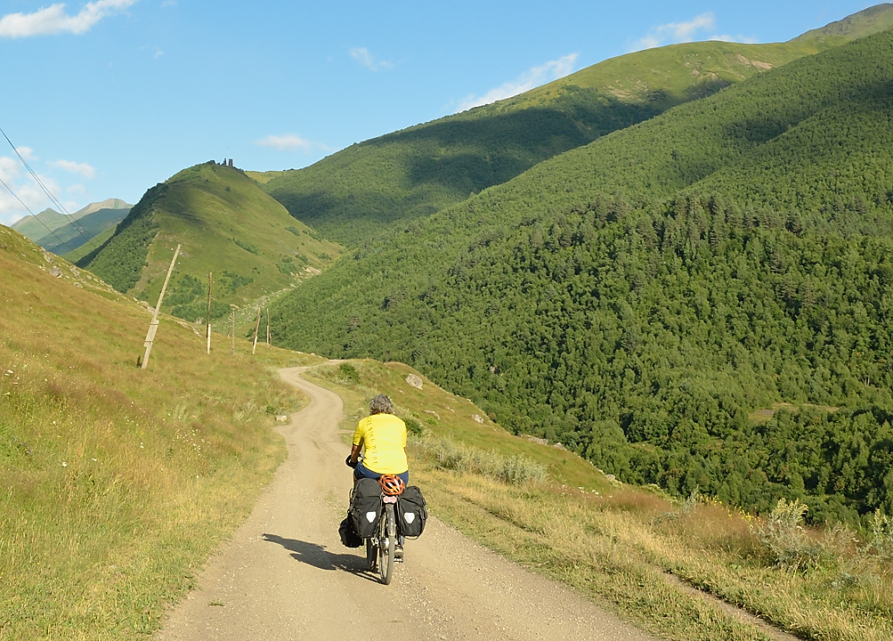 Georgie-J06--2011-08-09-33-MestiaUshguli.jpg - Juste avant d'arriver à Ushguli (avec Gore Bike Ware quand on y regarde de près)