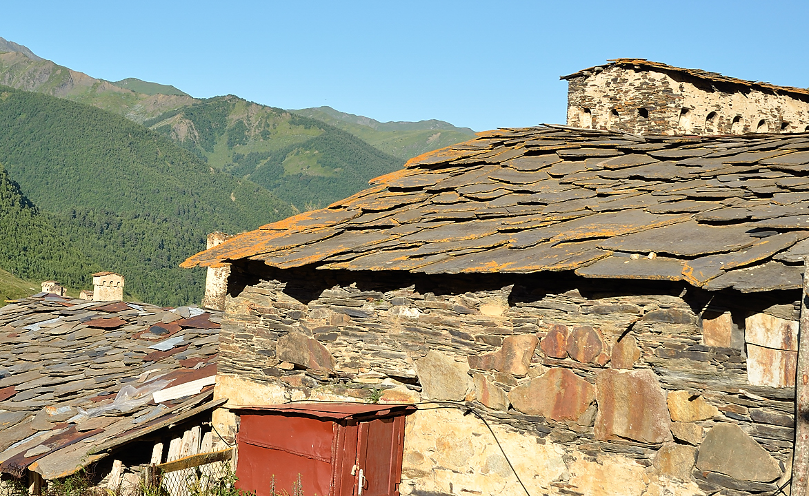 Georgie-J07--2011-08-10-02-BaladeUshguli.jpg - Un petit tour de Ushguli le matin avant de partir : vue de la fenêtre de l'auberge