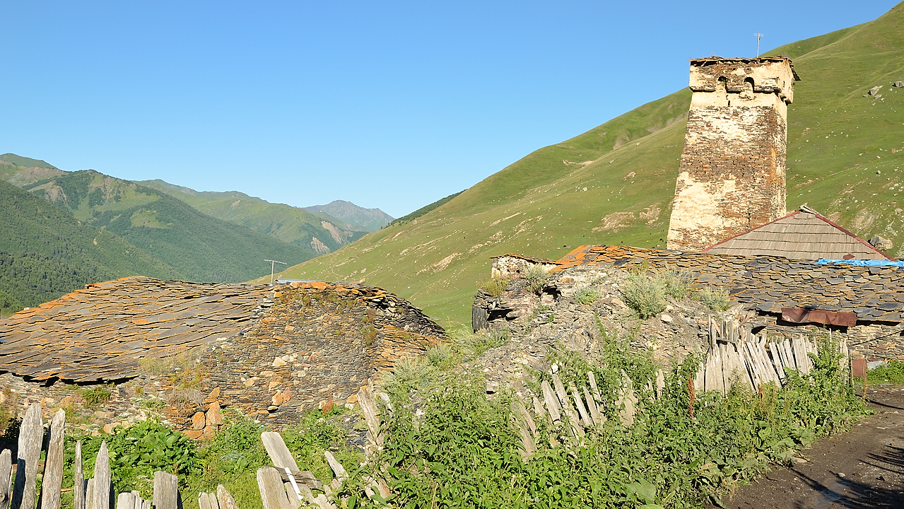 Georgie-J07--2011-08-10-03-BaladeUshguli.jpg - Un petit tour de Ushguli le matin avant de partir