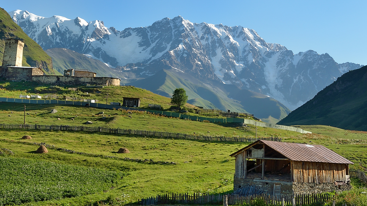 Georgie-J07--2011-08-10-09-BaladeUshguli.jpg - Un petit tour de Ushguli le matin avant de partir : vue sur le Shkhara