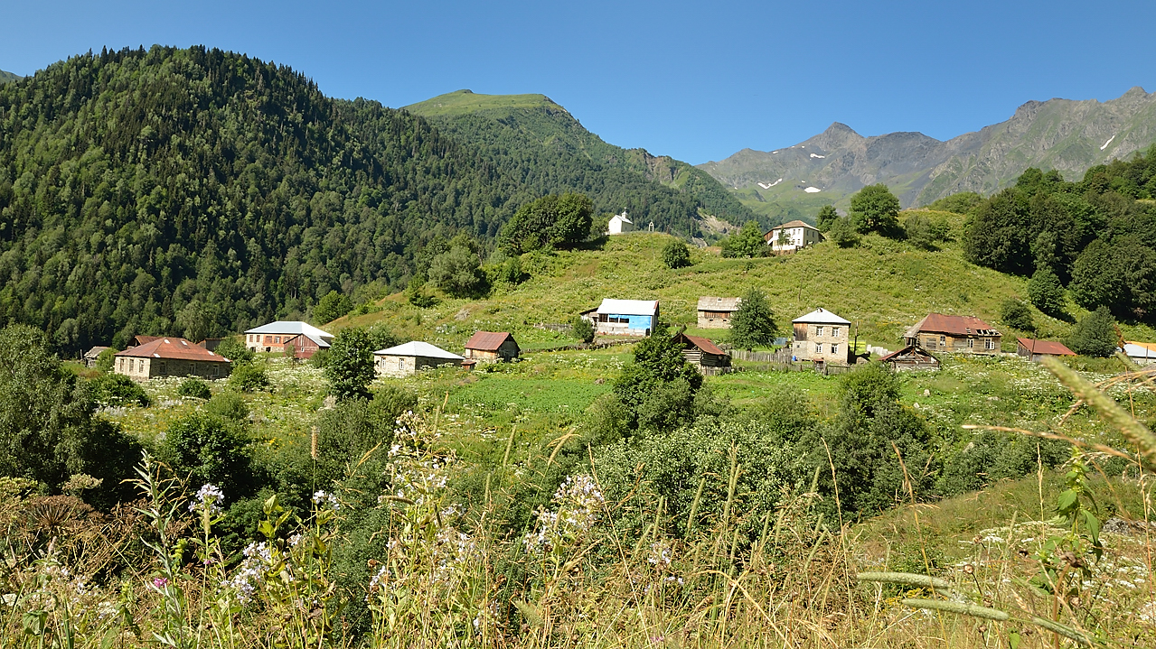 Georgie-J08--2011-08-11-07-ZagaroLentekhi.jpg - Tsana, le premier village sur notre route