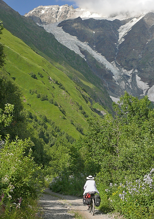 Georgie-Moni-J07-2011-08-10-07.jpg - L'étape la plus sauvage d'à peine 20km pour traverser le col Zagaro : dans la descente du col