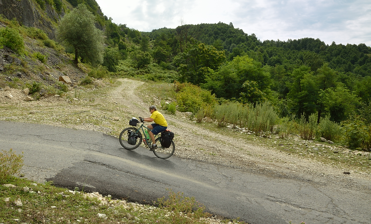 Georgie-J09--2011-08-12-09-LentekhiAmbrolau.jpg - Dans la montée bien raide du col vers Orbeli : voilà un petit raidillon 