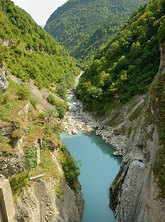 Georgie-J09--2011-08-12-14-LentekhiAmbrolau.jpg - Le barrage juste après Orbeli : les gorges en aval du barrage