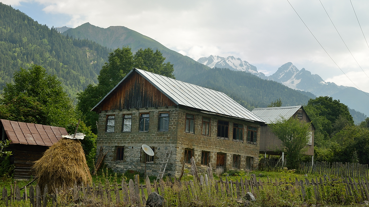 Georgie-J11--2011-08-14-15-ShoviAmbrolauri.jpg - En descendant de Shovi : quelques maisons typiques --- et au fond les montagnes proche de la frontière ossète