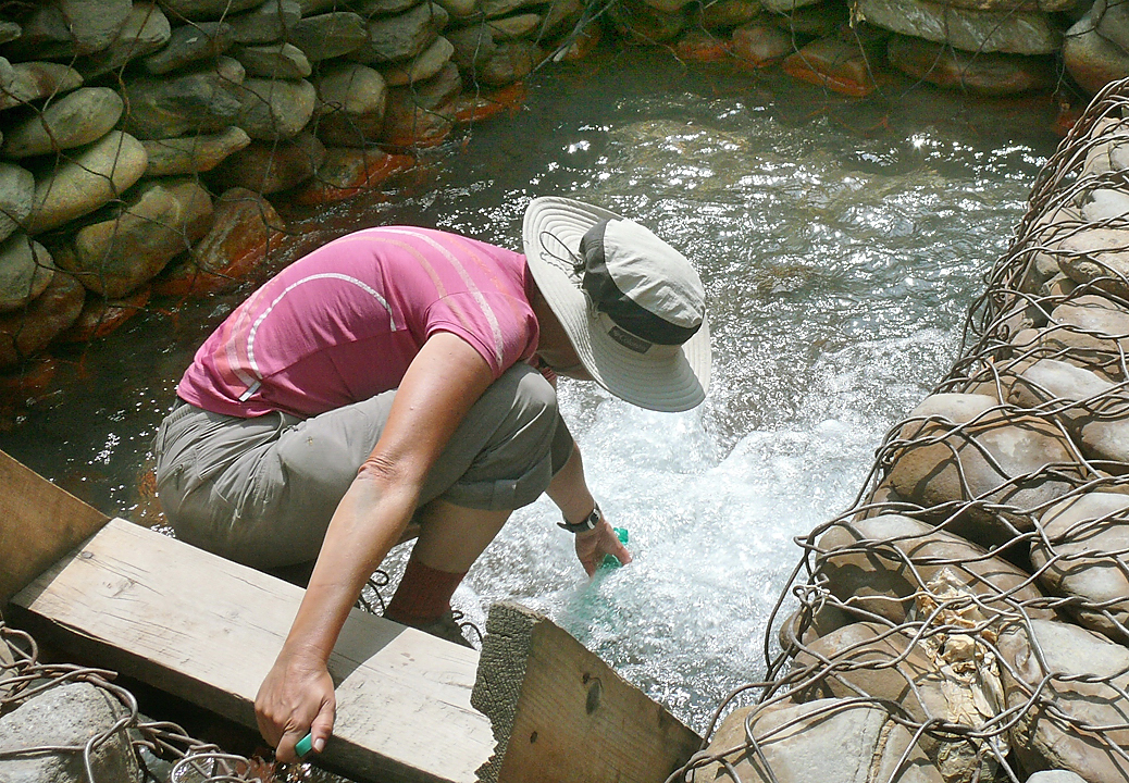 Georgie-Moni-J10-2011-08-13-02.jpg - A/R Ambrolauri Shovi en pays Ratcha : sources d'eau petillante sulfureuse (ça va au début, mais on s'en lasse vite)