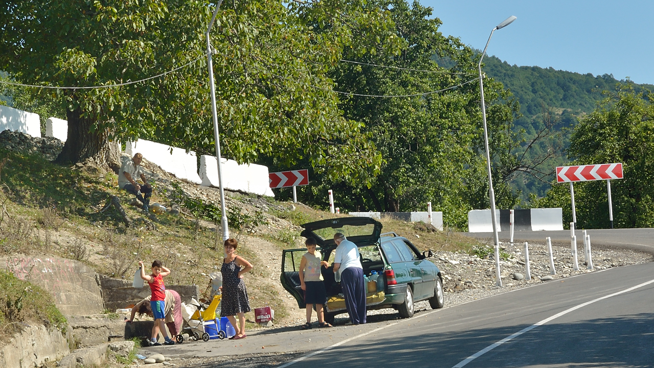 Georgie-J12--2011-08-15-06-AmbrolauKutaisi.jpg - Juste avant l'arrivée à Nikortsminda: les gens préfèrent l'eau des fontaines réputées