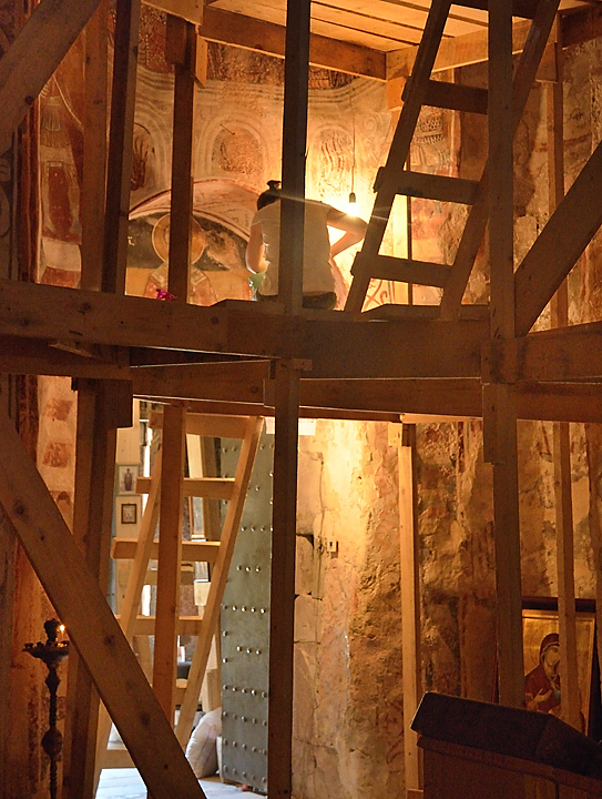 Georgie-J12--2011-08-15-14-AmbrolauKutaisi.jpg - L'intérieur de l'église de Nikortsminda en réconstruction