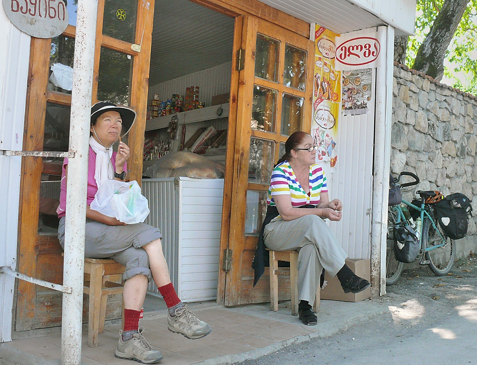 Georgie-Moni-J12-2011-08-15-03.jpg - Plus de 80km pour Kutaisi : pause grignotage et coca en face de l'église de Nikortsminda