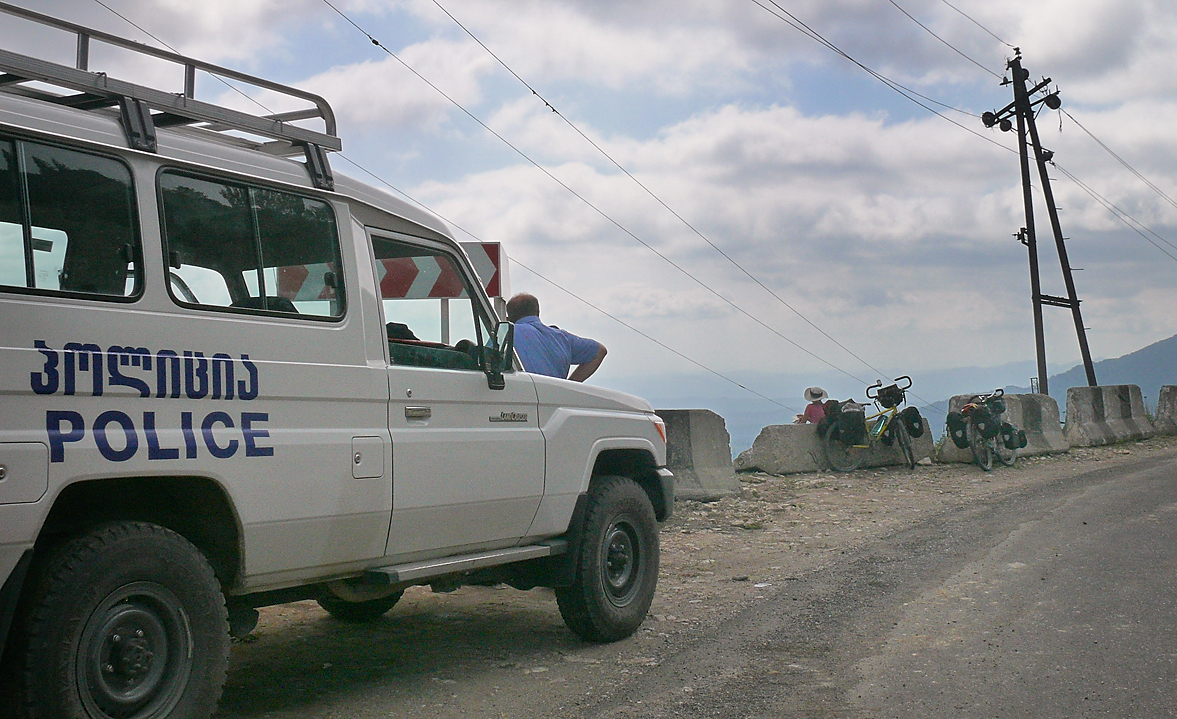Georgie-Moni-J12-2011-08-15-06.jpg - Plus de 80km pour Kutaisi : col à la frontiere du pays Ratcha, adieu aux policiers