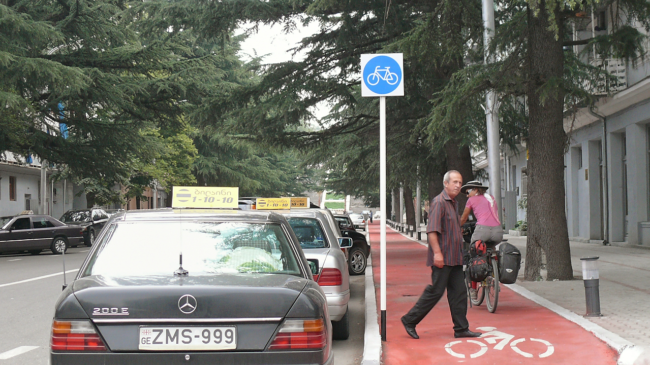 Georgie-Moni-J13-2011-08-16-03.jpg - Kutaisi : une super piste cyclable --- qui mène nulle part