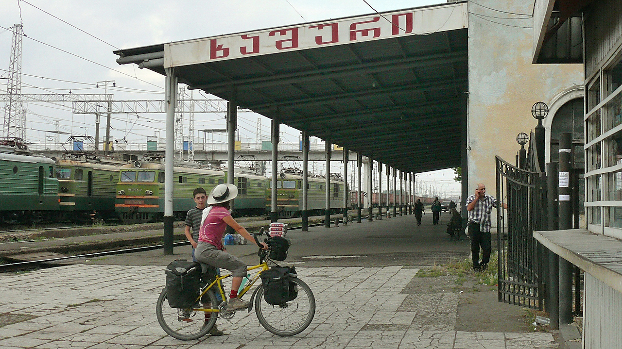Georgie-Moni-J13-2011-08-16-06.jpg - La gare de Khashuri