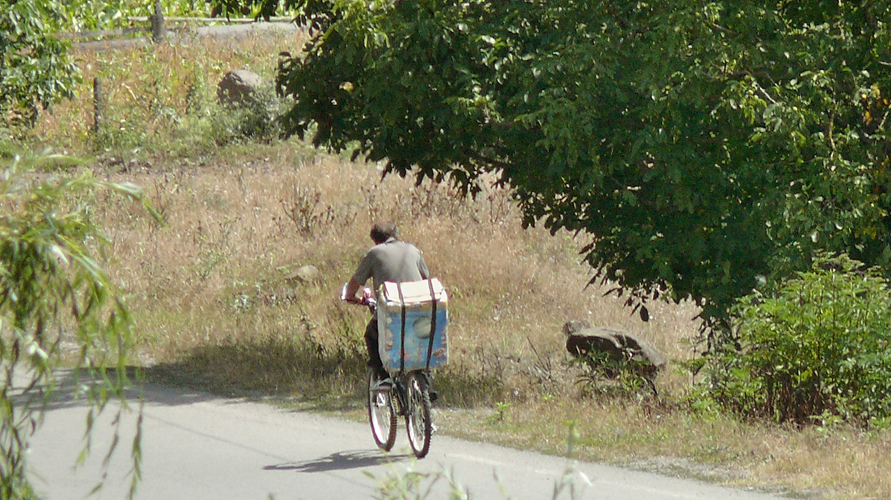 Georgie-Moni-J14-2011-08-17-03.jpg - Le cycliste après réparation de son vélo